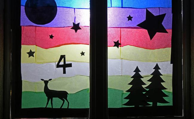 Kreative Fenster während der Adventszeit in Dörfern und Quartieren