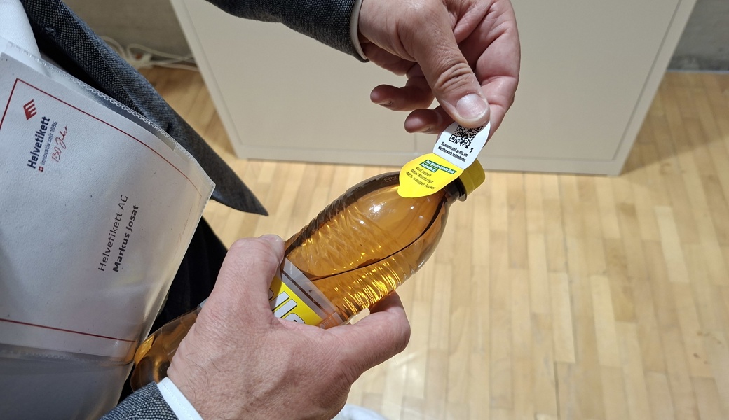 Gewinnspiel-Kleber auf Rivella, Chips oder Focus Water: Das und viel mehr produziert die Firma Helvetikett AG in Grabs.