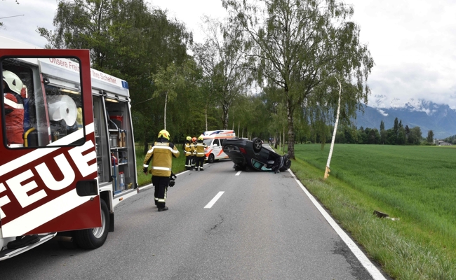 Auto überschlug sich nach mehreren Kollisionen