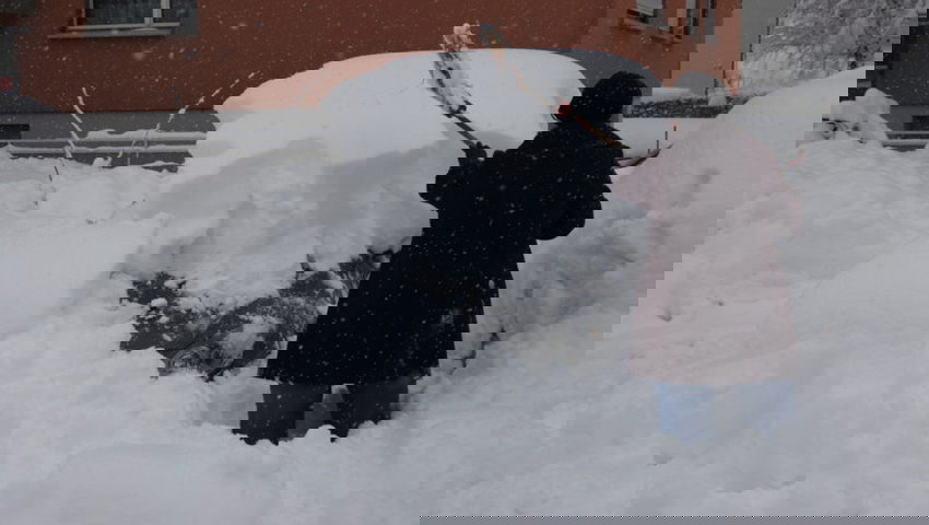  Autos frei schaufeln war ein hartes Stück Arbeit. 