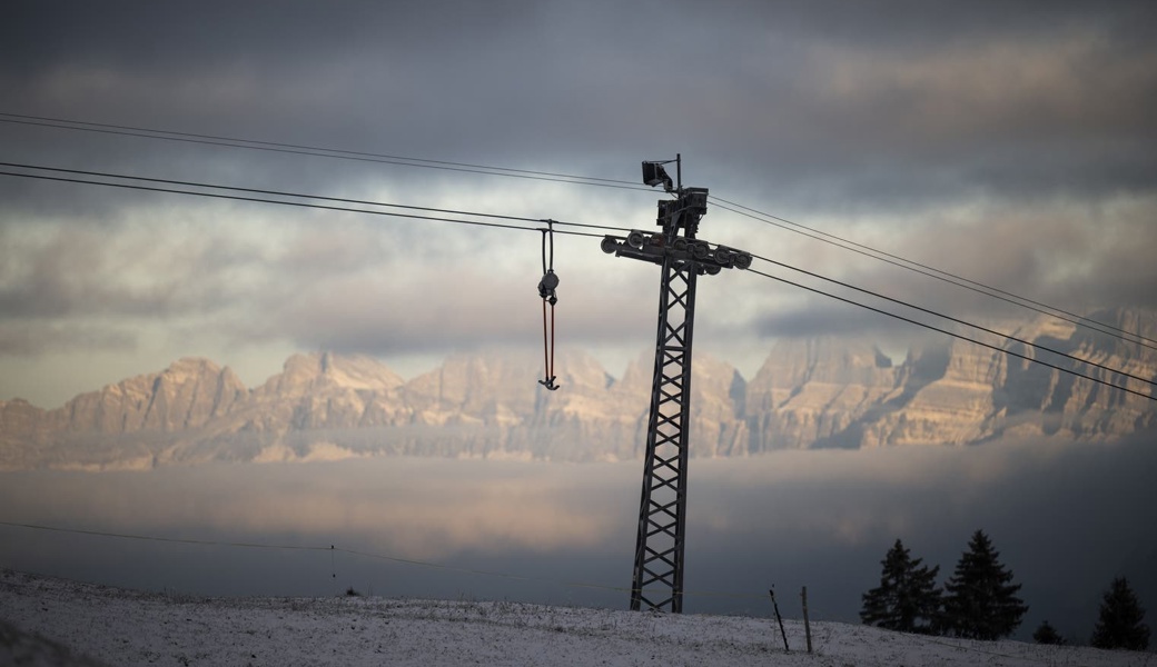 Der Skilift Tristeli in St.Margrethenberg im ersten Schnee, im Hintergrund die Churfirsten. 