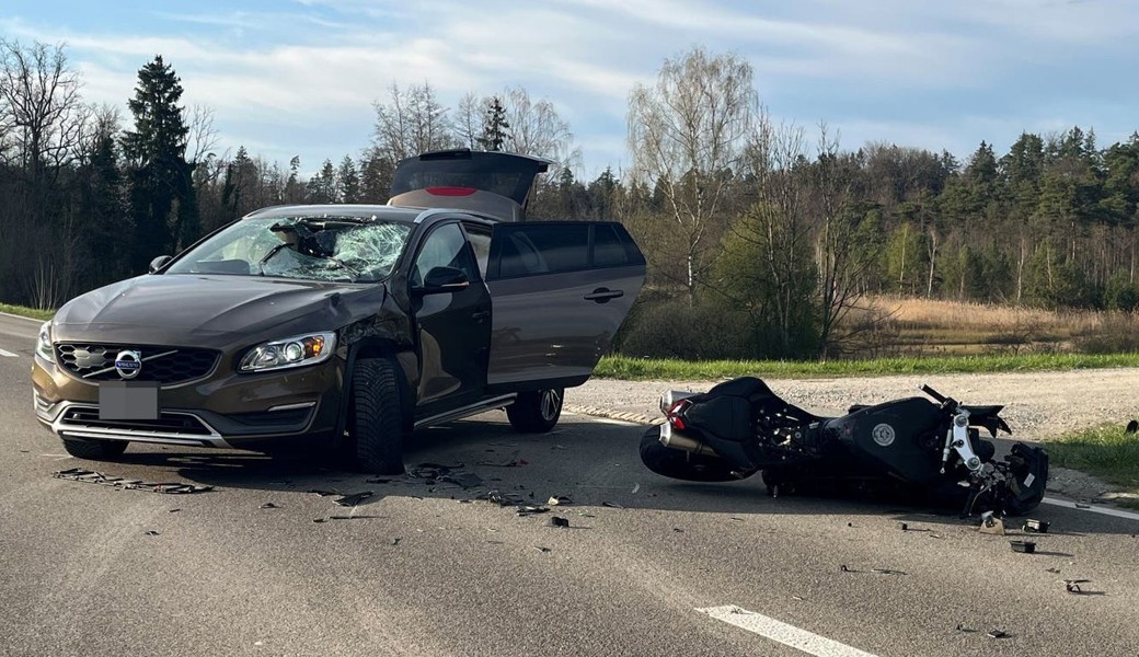Bei einer Kollision in Oberneunforn wurde am Samstag ein Motorradfahrer schwer verletzt.