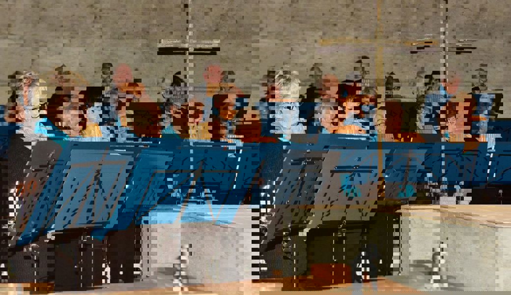 Beim Adventskonzert in der katholischen Kirche Buchs am letzten Sonntagabend stimmten rund 40 von insgesamt 60 Chormitglieder das Publikum auf Weihnachten ein. 