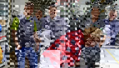 Sie weisen uns den Weg: Die gelben Wanderwegweiser werden in Grabs hergestellt