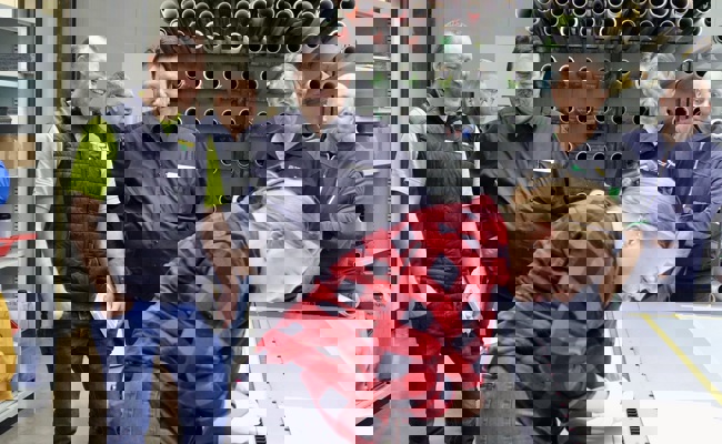 Sie weisen uns den Weg: Die gelben Wanderwegweiser werden in Grabs hergestellt