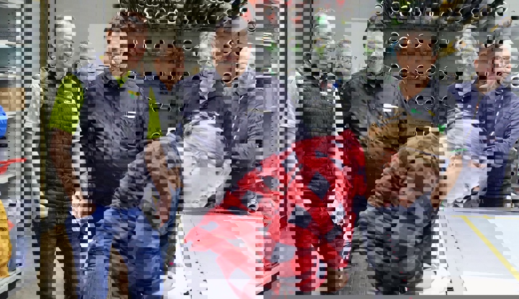  Von links: Viktor Styger, (Geschäftsführer St. Galler Wanderwege), Florian Tanner, Toni Grob (Regionenchef Obertoggenburg) und Daniel Litscher (Leiter Fachstelle Fuss- und Langsamverkehr Kanton St. Gallen). Xenia Schmid (vorne) kontrolliert die Abstände der Wegweiser vor dem Druck. 