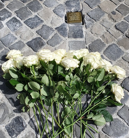 Weisse Rosen beim Stolperstein für den von den Nazis ermordeten Jakob Lütschg.