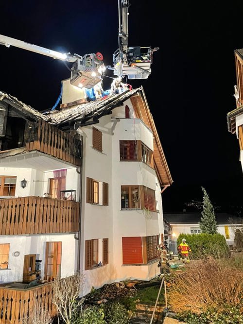  Mitten in der Nacht begannen die Feuerwehrleute, das Dach mit einer blauen Blache abzudecken. 