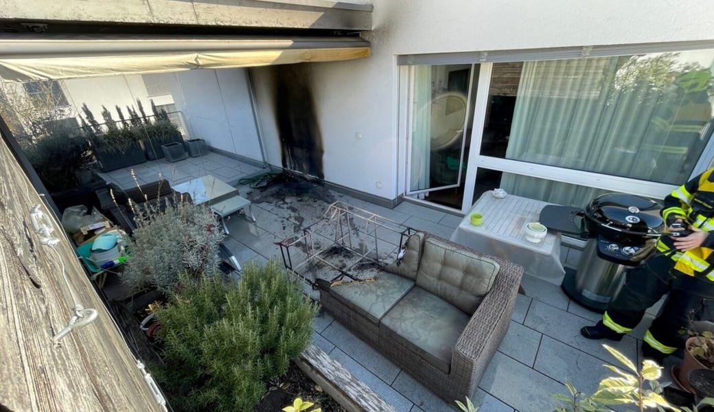  Die Feuerwehr verhinderte ein neues Entfachen des Feuers. 