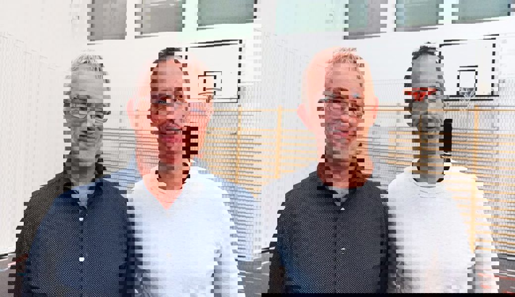  Nach je zwölf Jahren im Schulrat mit Applaus verabschiedet: Alex Schwendener (links) und Christian Langenegger. Bilder: Heini Schwendener