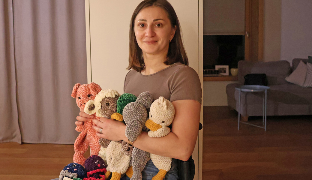 Oksana Shevchenko beschäftigt sich mit dem Häkeln von Kuscheltieren. 