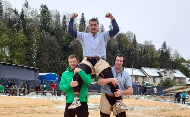 Schwingen bei Schneetreiben: Werner Schlegel siegt