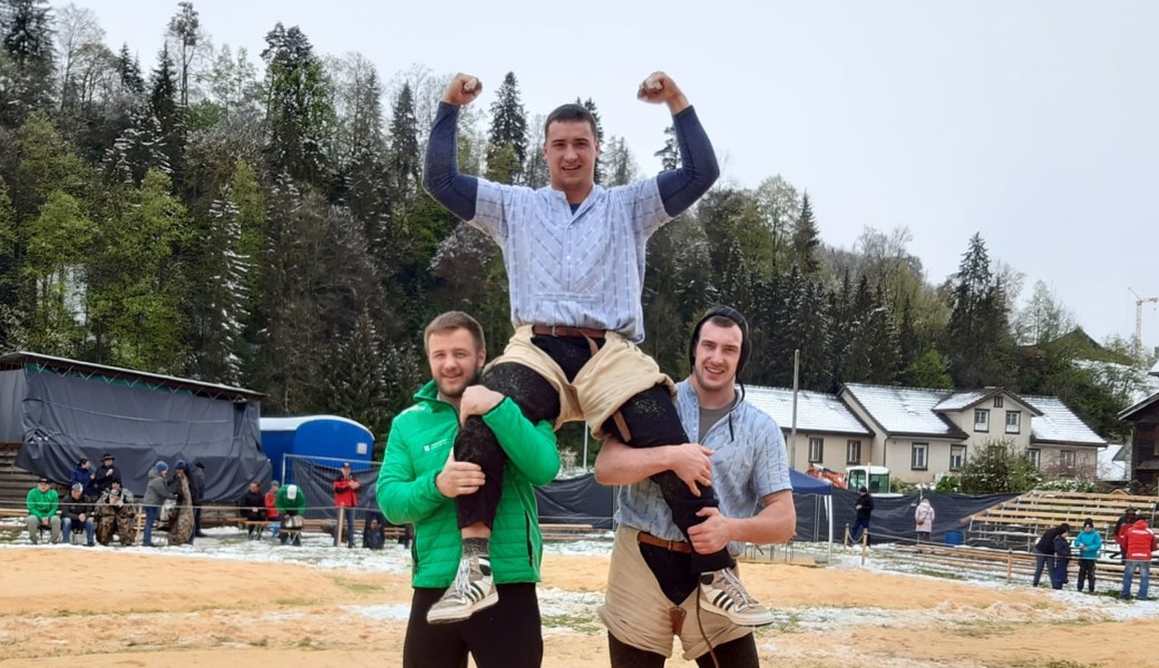 Werner Schlegel bejubelt den Heimsieg am Toggenburger Verbandsschwingfest.