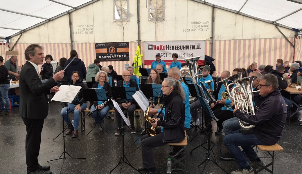 Die Musikgesellschaft Sevelen bei ihrem Auftritt am Seveler Herbstmarkt unter der neuen musikalischen Leitung von Jan Köpfli.