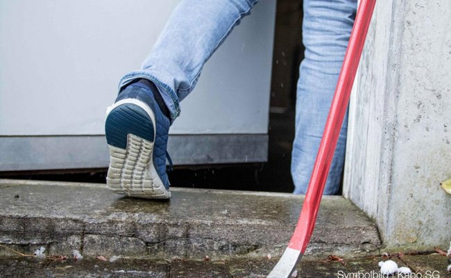 Eine Tür aufgebrochen und danach mehrere hundert Franken entwendet