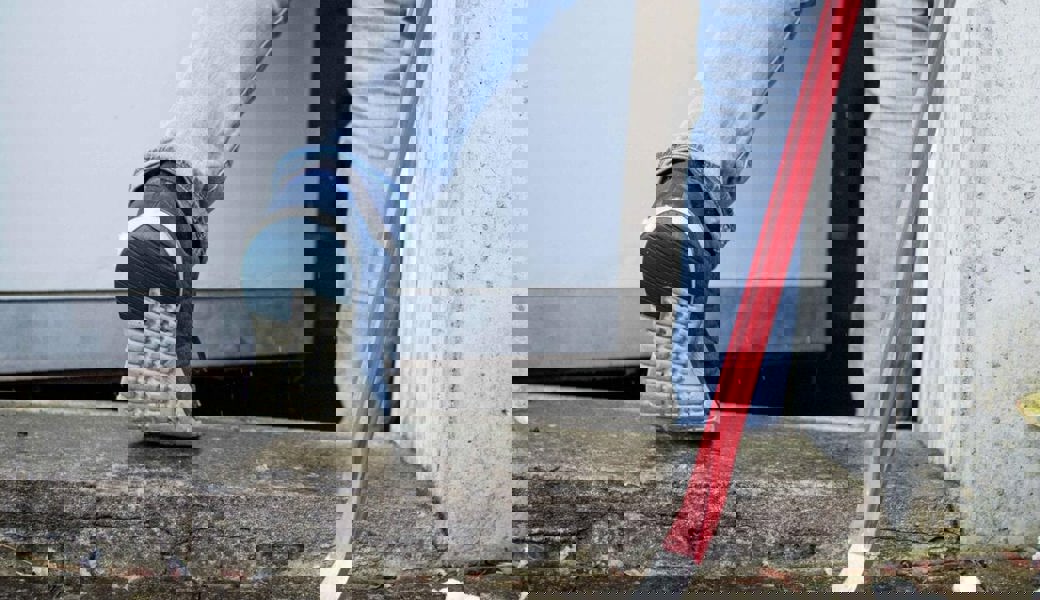  Die unbekannte Täterschaft bracht gewaltsam ein. Symbolbild: KAPO