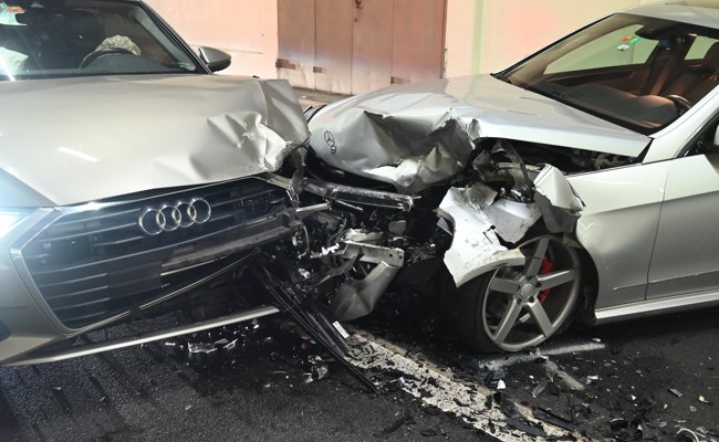 Massiver Stau im Morgenverkehr nach Frontalkollision auf Autobahn