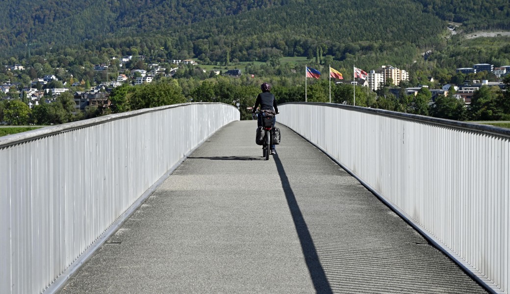 Vor und auf der Langsamverkehrsbrücke zwischen Buchs und Vaduz erfassen Zählstellen den Veloverkehr.