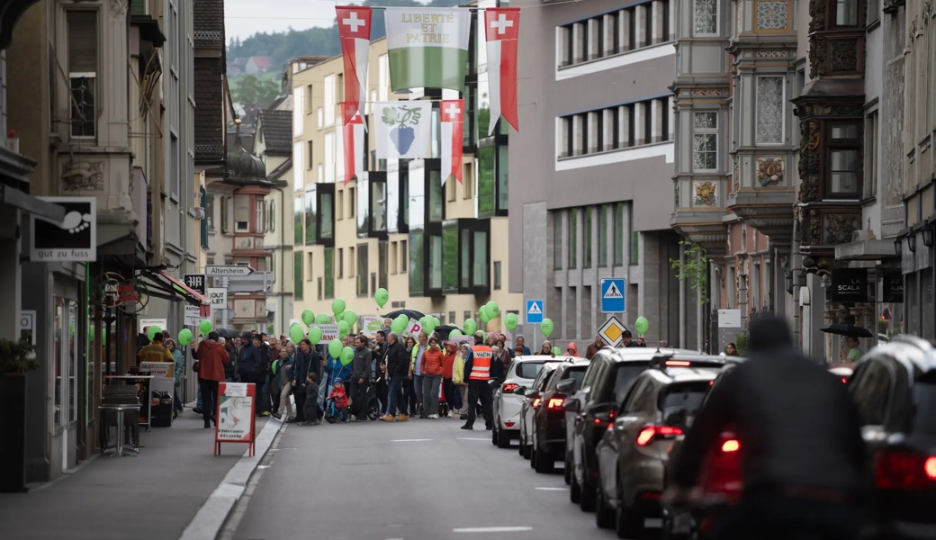 Die von den Grünen organisierte Demo gegen Autoposer in Rorschach verursacht einen kurzen Verkehrsstau auf der Hauptstrasse. 