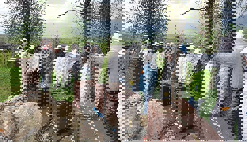  Grundkurs beim Lehrbienenstand Frümsen. 