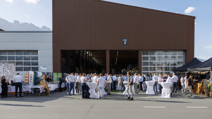 Apéro vor der Produktionshalle.