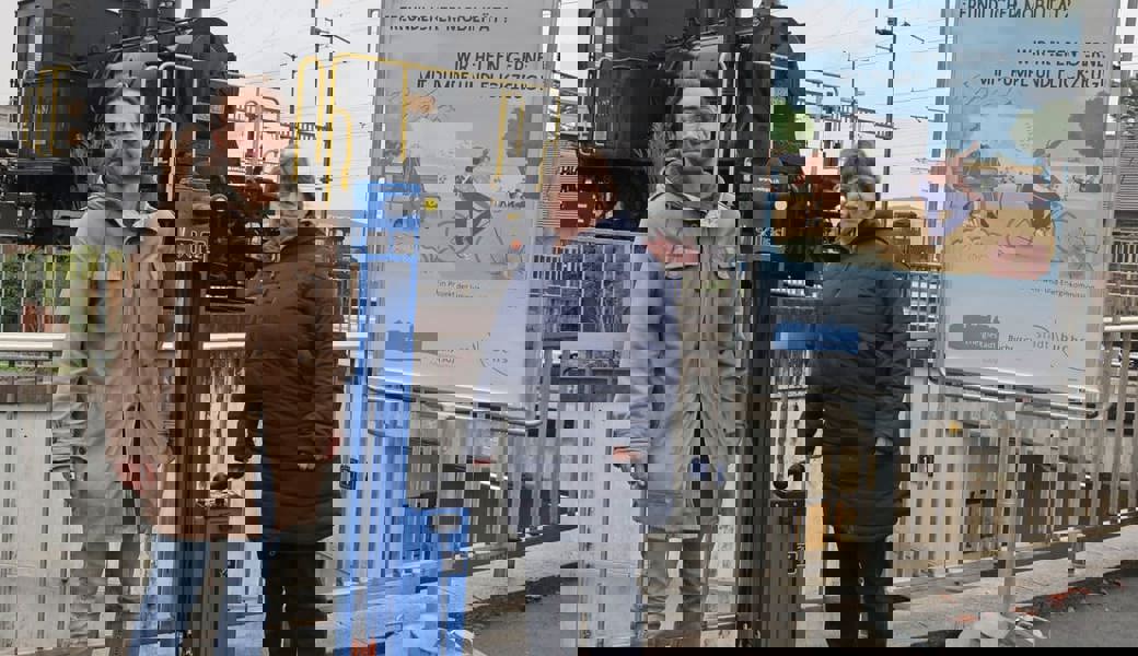  Stadtrat Fred Rohrer und Ursula Eschenauer, Fachverantwortliche Umwelt/Energie/Mobilität, freuen sich über die Station. 