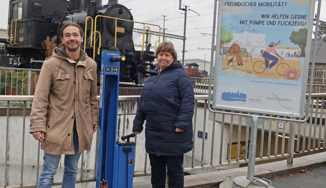  Stadtrat Fred Rohrer und Ursula Eschenauer, Fachverantwortliche Umwelt/Energie/Mobilität, freuen sich über die Station. 