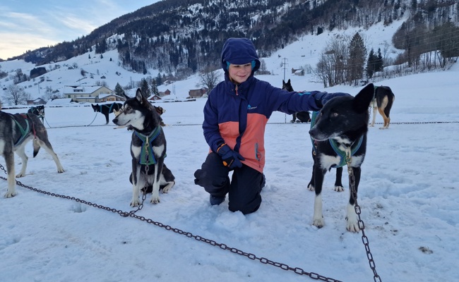 Stiftung macht es möglich: Tierfreundin Lena trifft Huskys