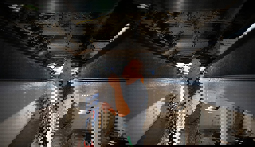 Schwerere Fahrzeuge werden in der Prüfhalle Oberbüren aus einer Grube heraus kontrolliert. 