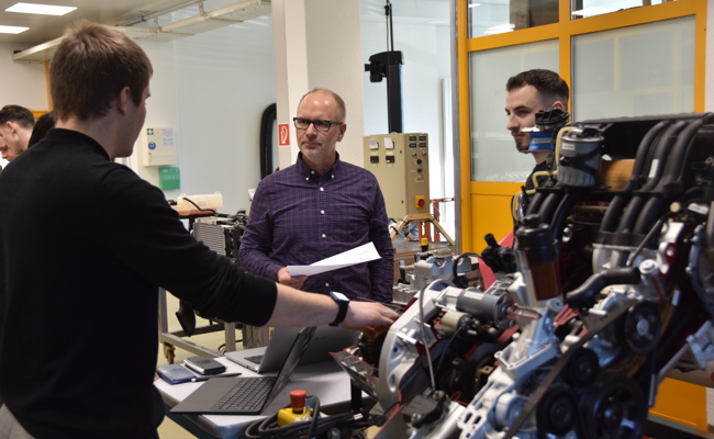 Im Schulzimmer mit Regierungspräsident Stefan Kölliker