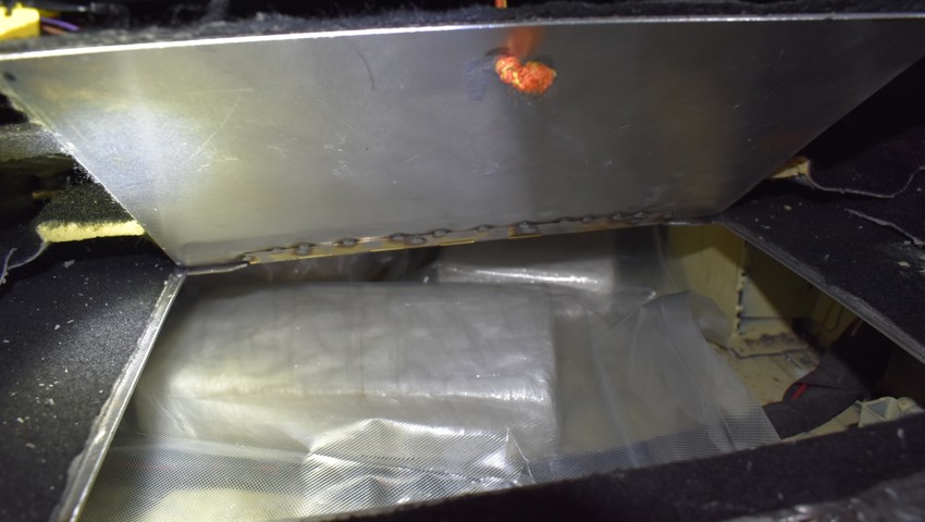 Das Versteck unter dem Sitz.