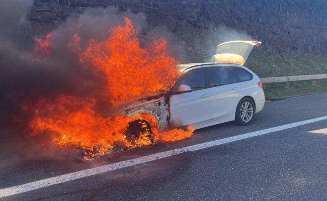 Plötzlich brennt’s: Auto auf der Autobahn mit Totalschaden