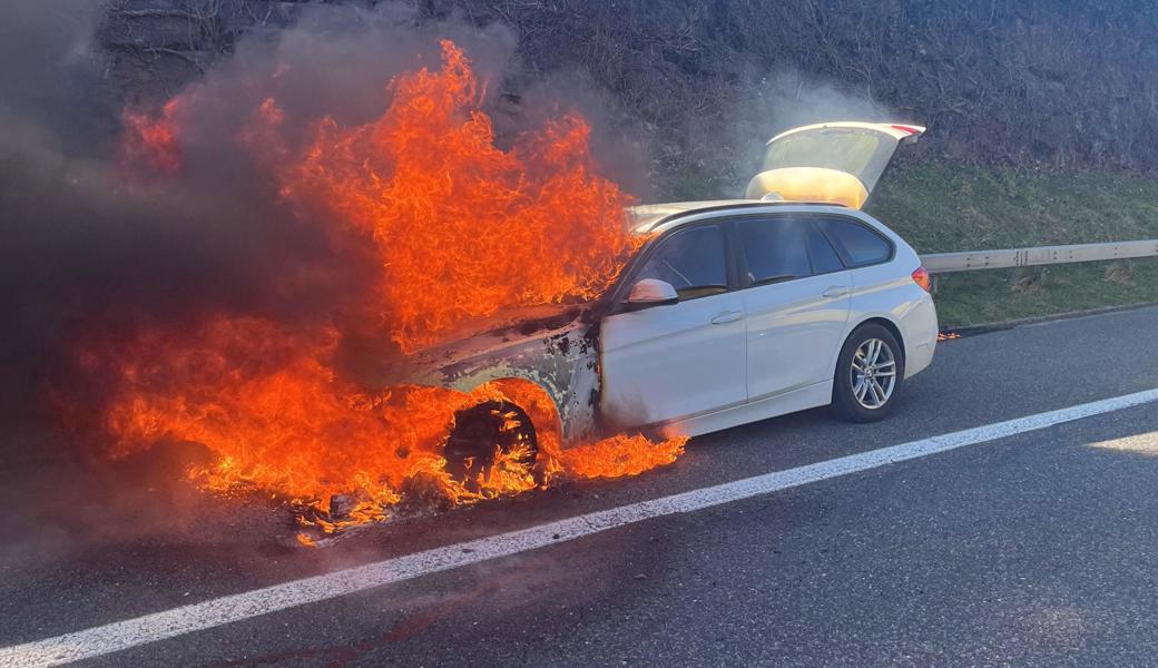 Beim Eintreffen von Polizei und Feuerwehr stand das Auto in Vollbrand.