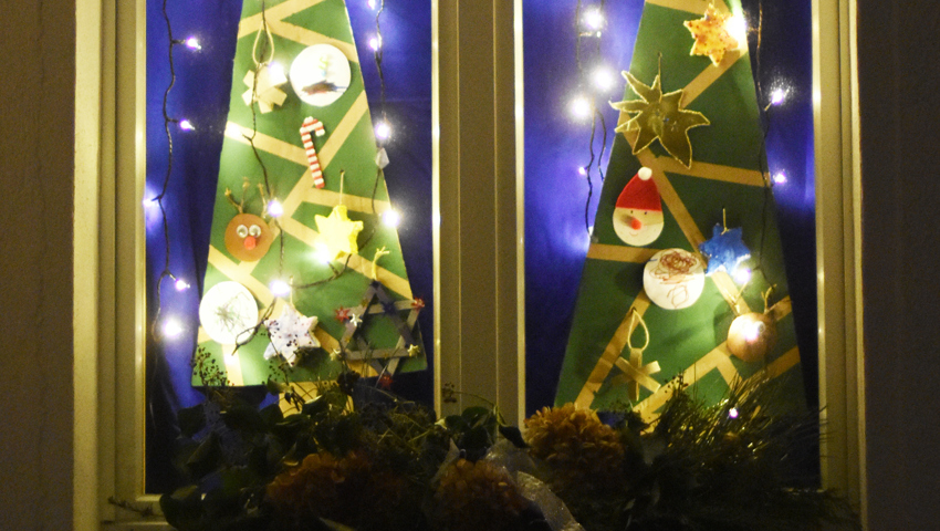 Ein klassisches Adventsfenster beim Pfarreiheim in Azmoos.