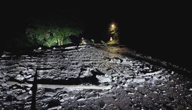 Heftiges Gewitter: Erdrutsch verschüttet Strasse im Weisstannental