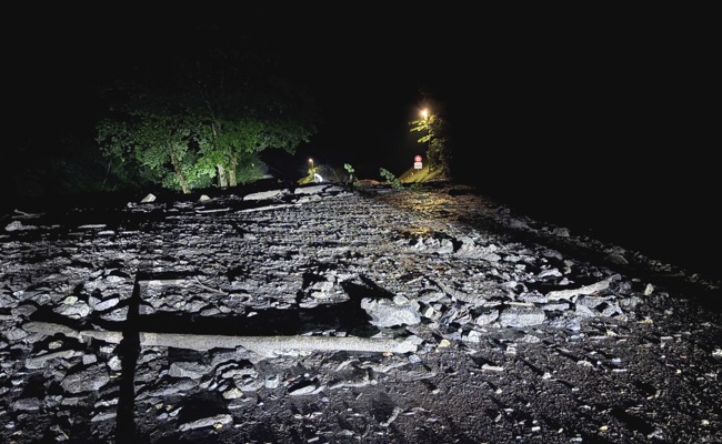 Heftiges Gewitter: Erdrutsch verschüttet Strasse im Weisstannental