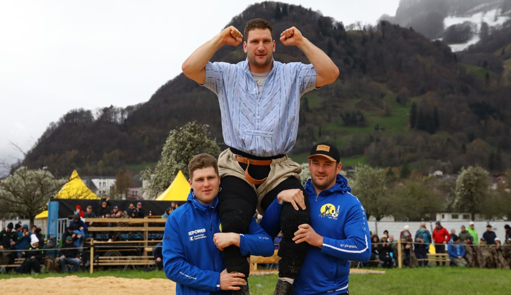 Triumph für Armon Orlik: Zum vierten Mal gewann er das Rheintal-Oberländer Verbandsschwingfest