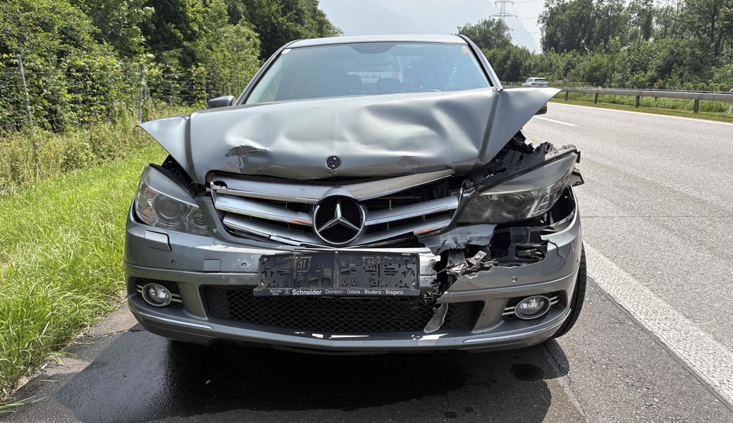 Zu spät reagiert: Der Fahrer dieses Auto verursachte vor der Baustelle auf der A13 einen Auffahrunfall.