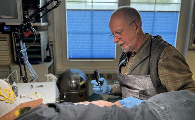 Erster Tätowierer der Schweiz denkt noch lange nicht ans Aufhören