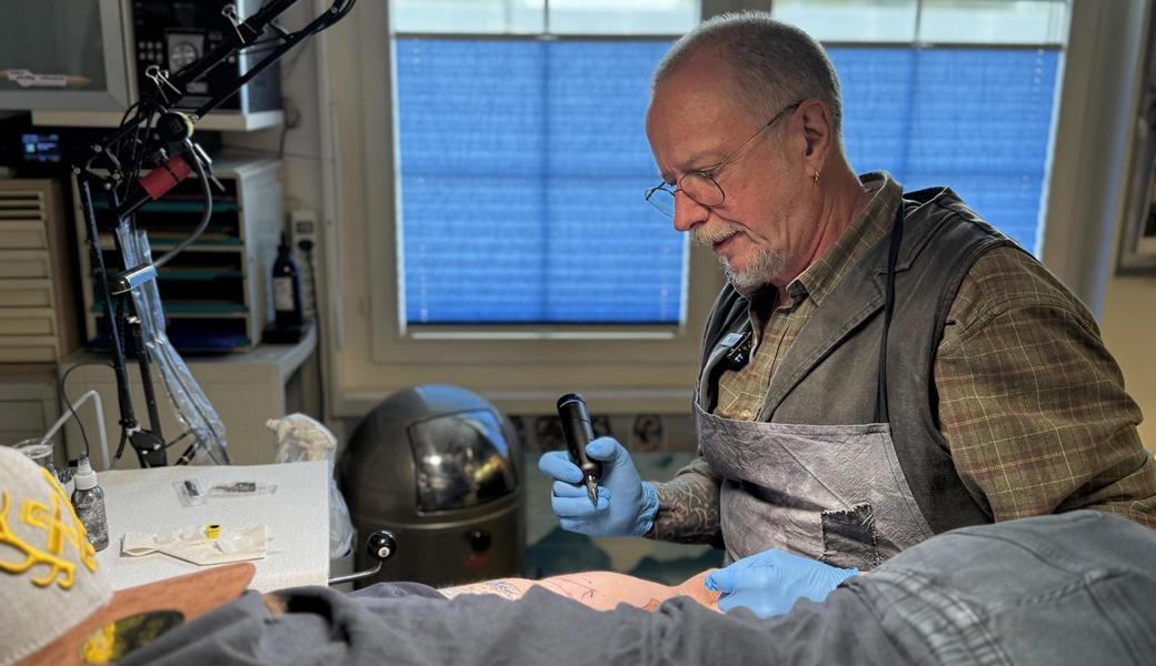Dietmar «Dischy» Gehrer hat 1974 den ersten Tattooshop der Schweiz in Rheineck eröffnet.