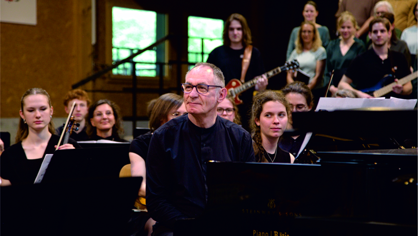 Harri Bläsi am Klavier.