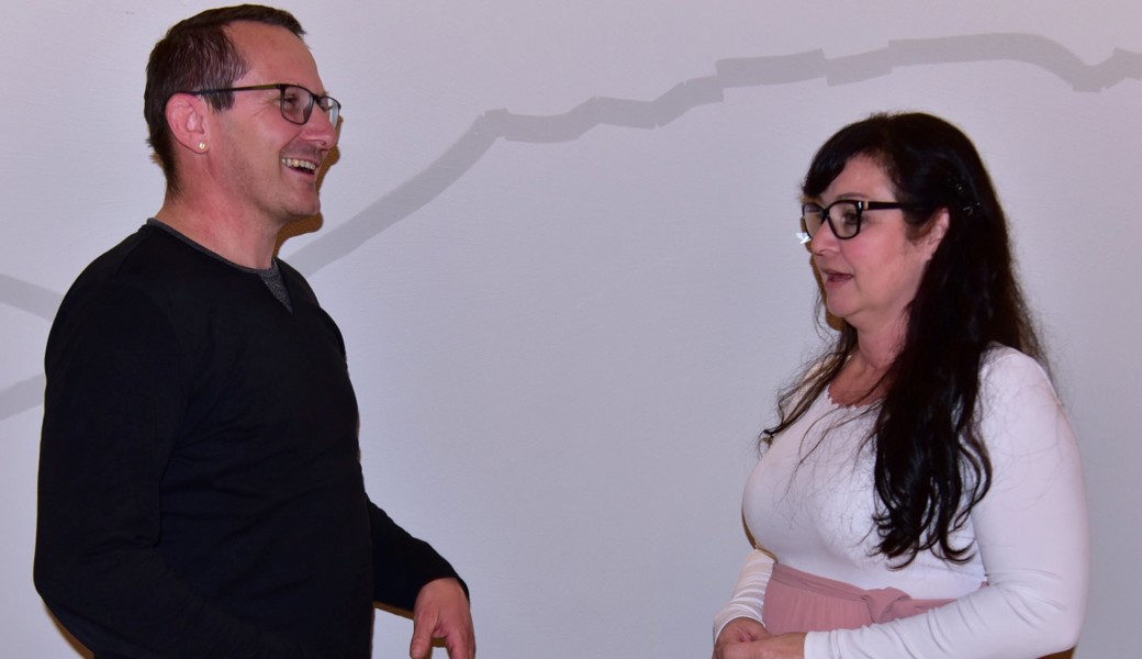 Die neu gewählte Ressortverantwortliche für Katzen, Sonja Küchler, im Gespräch mit Polizist Peter Vetsch.