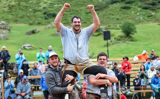 Kjetil Fausch triumphiert am Sertig-Schwinget