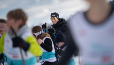 «Bequemer als Skischuhe»: Schülerinnen und Schüler trainieren mit Dario Cologna auf dem Ricken