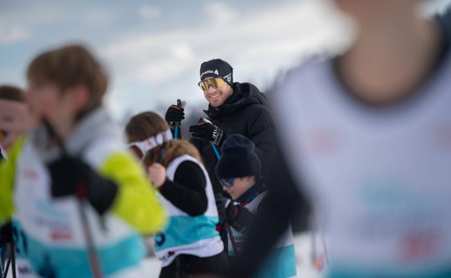 «Bequemer als Skischuhe»: Schülerinnen und Schüler trainieren mit Dario Cologna auf dem Ricken