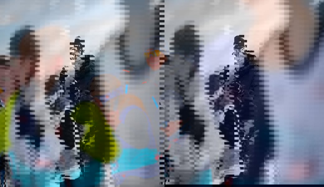 «Bequemer als Skischuhe»: Schülerinnen und Schüler trainieren mit Dario Cologna auf dem Ricken