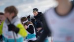 «Bequemer als Skischuhe»: Schülerinnen und Schüler trainieren mit Dario Cologna auf dem Ricken