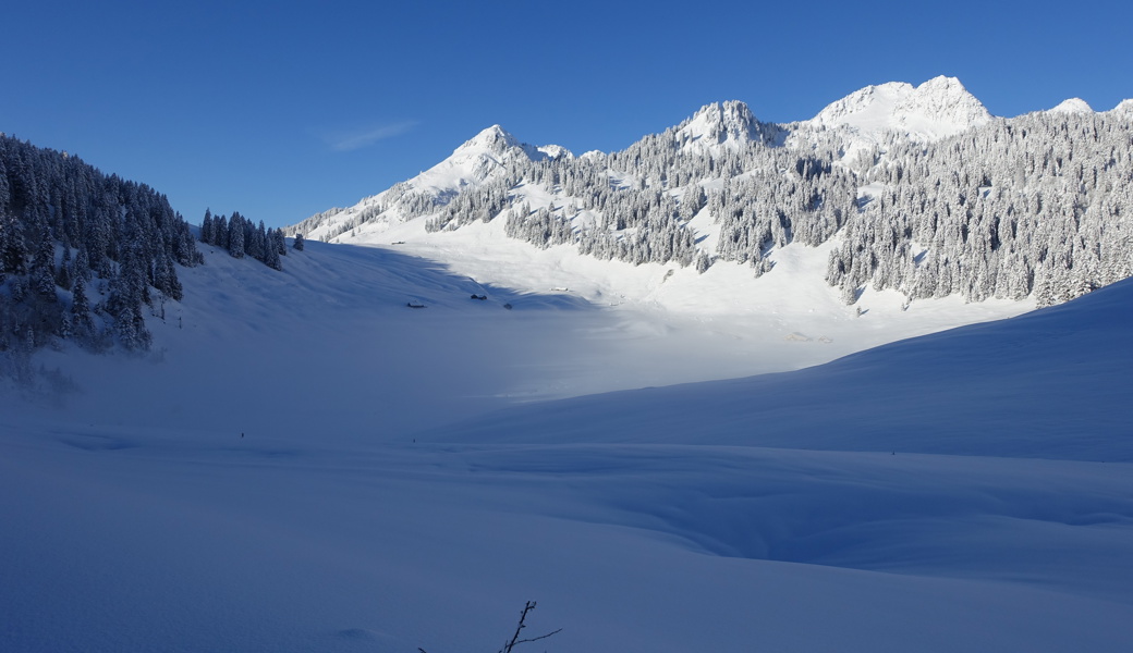 Leichte Nebelschwaden (Bildmitte) deuten auf den tiefsten und zugleich kältesten Punkt des Kaltluftsees hin.