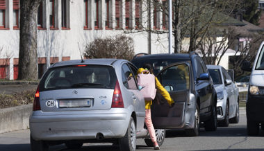 Elterntaxi: Vorenthaltung von Erfahrungswerten auf dem Schulweg und eine Gefahr