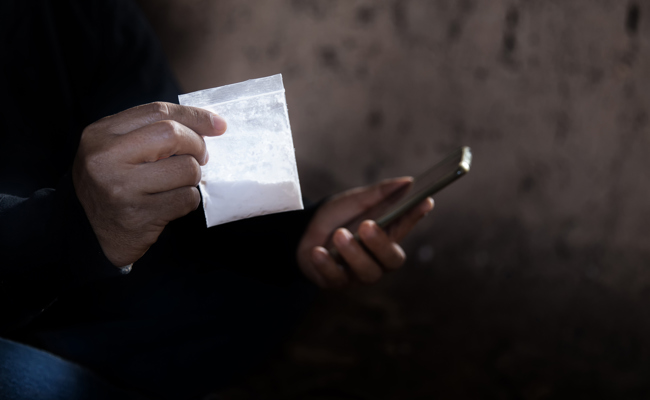 Fahrlässiger Umgang  mit Waffen und in Buchs mit Drogen eingedeckt: Mann verurteilt